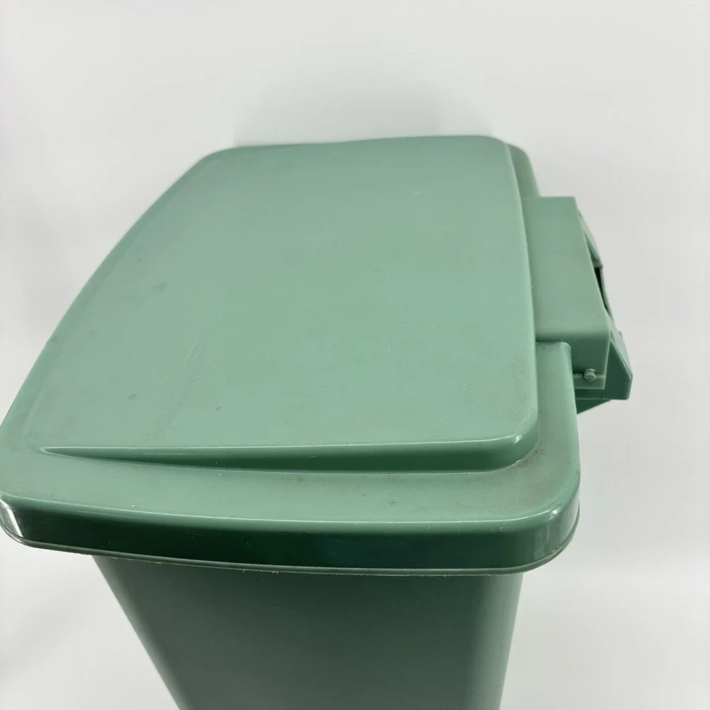 Rubbermaid vintage front